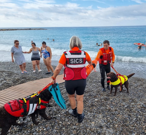 Ospedaletti: grande affluenza di pubblico per l'evento 'Galleggiando Bolleggiando' nella spiaggia davanti al Comune (foto)