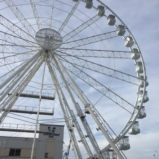 Al Porto Antico di Genova installata una ruota panoramica, nuova attrattiva ipertecnologica (foto) Al Porto Antico di Genova installata una ruota panoramica, nuova attrattiva ipertecnologica (foto)