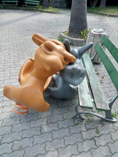 Riva Ligure: vandali danneggiano giochi nei giardini pubblici, identificati i responsabili