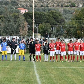 Nella foto di Massimo Speedy Vaccarezza, Golfodianese e Ceriale alla loro entrata in campo