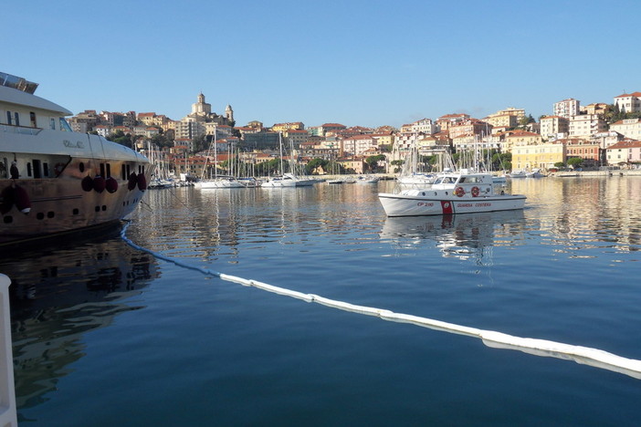 Imperia: chiazza oleosa a Porto Maurizio, intervento della Capitaneria