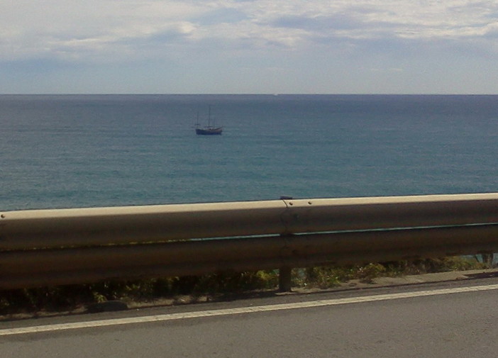 Un antico galeone a pochi metri dalla costa di Cipressa senza equipaggio. La nave fantasma dell'Olandese Volante ?