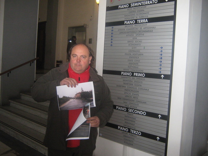 Giuseppe Franciosi prima di salire le scale del Comune mostra le foto Giuseppe Franciosi prima di salire le scale del Comune mostra le foto