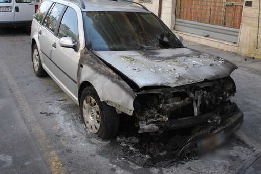 Arma di Taggia: una Volkswagen Golf Station Wagon è andata a fuoco stanotte sulla Statale Aurelia Arma di Taggia: una Volkswagen Golf Station Wagon è andata a fuoco stanotte sulla Statale Aurelia