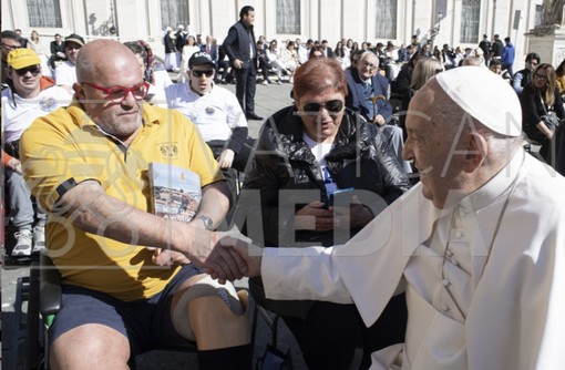 Un libro della città di Ventimiglia in regalo a Papa Francesco durante l'Udienza Generale del mercoledì Un libro della città di Ventimiglia in regalo a Papa Francesco durante l'Udienza Generale del mercoledì