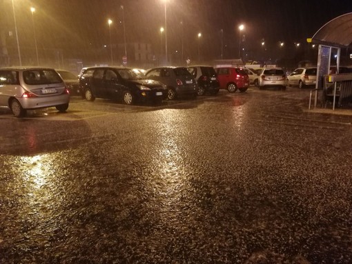 La grandine accumulatasi ad Imperia La grandine accumulatasi ad Imperia