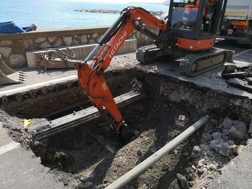 Imperia: ennesima rottura dell'acquedotto al Pennello. Amat all'opera per riparare il guasto. Nel 2017 ben 42 gli interventi sulla tubatura Imperia: ennesima rottura dell'acquedotto al Pennello. Amat all'opera per riparare il guasto. Nel 2017 ben 42 gli interventi sulla tubatura