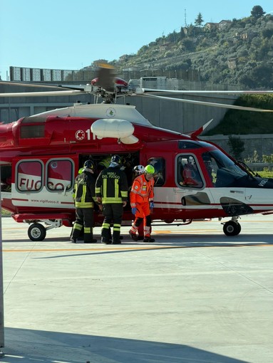 Ventimiglia, giovane precipita da oltre 10 metri in zona impervia: recuperato in ipotermia con l’elicottero Drago (Foto)