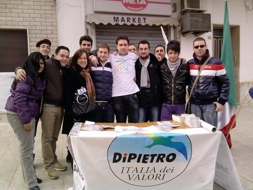 Taggia: grande successo politico nel weekend per l’IdV. Raccoglie 500 firme a Taggia per abrogare Province e 'Porcellum' Taggia: grande successo politico nel weekend per l’IdV. Raccoglie 500 firme a Taggia per abrogare Province e 'Porcellum'