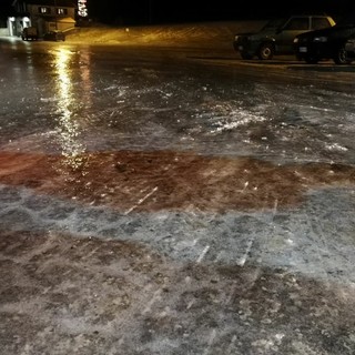 Allerta meteo: automobilisti in difficoltà per il ghiaccio sulla statale 28 Allerta meteo: automobilisti in difficoltà per il ghiaccio sulla statale 28