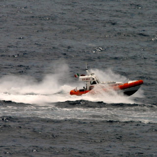 Sanremo: forte vento e mare grosso, unità a vela in difficoltà soccorsa dalla Guardia Costiera nei pressi di Capo Nero