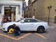 Sanremo: lascia l'auto in divieto sull'incrocio con via Marsaglia, posteggio creativo 'premiato' con le ganasce Sanremo: lascia l'auto in divieto sull'incrocio con via Marsaglia, posteggio creativo 'premiato' con le ganasce