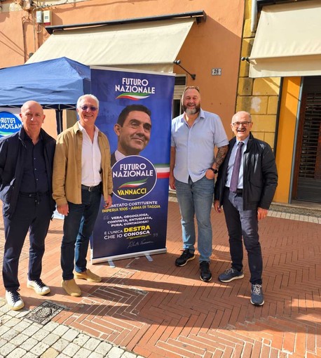 Imperia, interesse e nuovi tesseramenti al gazebo di Futuro Nazionale Imperia, interesse e nuovi tesseramenti al gazebo di Futuro Nazionale