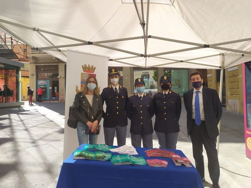 Imperia, la Polizia scende in piazza per sensibilizzare i cittadini anche sul cyberbullismo e violenza di genere. Il Questore Milone: "Non siete soli, noi possiamo aiutarvi" (video)