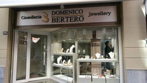 Per Natale, scegli i tuoi doni preziosi da mettere sotto l'albero dalla Gioielleria Bertero Per Natale, scegli i tuoi doni preziosi da mettere sotto l'albero dalla Gioielleria Bertero