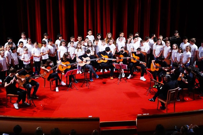Sanremo: grande successo per lo spettacolo ‘È tutta un'altra Musica’ dell'Istituto Comprensivo Sanremo Centro Levante (foto)