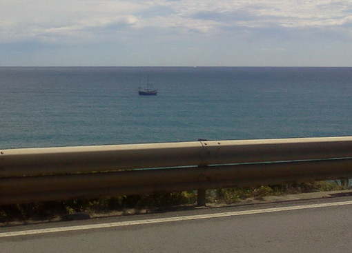 Un antico galeone a pochi metri dalla costa di Cipressa senza equipaggio. La nave fantasma dell'Olandese Volante ?