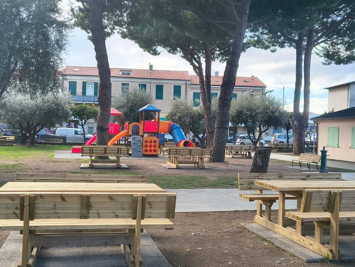 Interventi di riqualificazione nei giardini pubblici di Camporosso, Gibelli: "Migliorati arredi e aree gioco" (Foto)