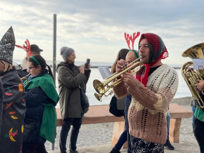 A San Bartolomeo al Mare è sbarcato un esercito di Befane: le iniziative dell'Epifania (foto) A San Bartolomeo al Mare è sbarcato un esercito di Befane: le iniziative dell'Epifania (foto)