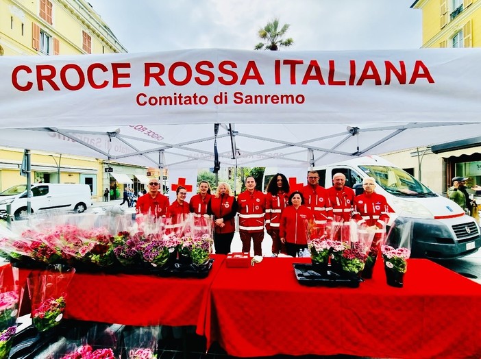 Sanremo: nell’ambito della Settimana Mondiale di Croce Rossa e Mezzaluna Rossa, vendita piantine di gerani davanti al Centrale Sanremo: nell’ambito della Settimana Mondiale di Croce Rossa e Mezzaluna Rossa, vendita piantine di gerani davanti al Centrale