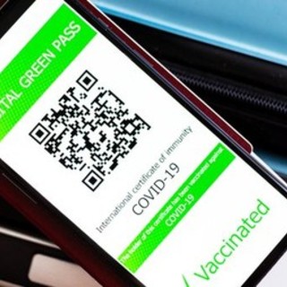 Covid, il governo prepara la stretta sui non vaccinati: al vaglio il Super Green Pass anche in zona bianca Covid, il governo prepara la stretta sui non vaccinati: al vaglio il Super Green Pass anche in zona bianca