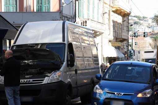 Sanremo: furgone in panne in via Roma, copiosa perdita di gasolio Sanremo: furgone in panne in via Roma, copiosa perdita di gasolio