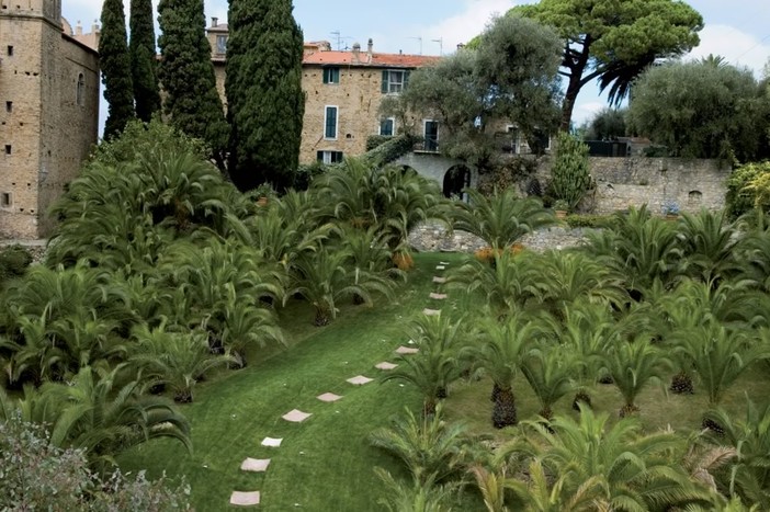 Bordighera, teatro e moda: il giardino di Irene Brin a Sasso si veste di giallo Bordighera, teatro e moda: il giardino di Irene Brin a Sasso si veste di giallo