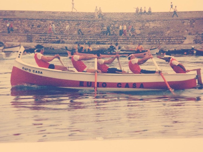 La tradizionale gara dei gozzi di Ineja.