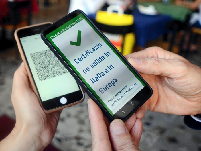 Falsi tamponi per il green pass, farmacista di San Bartolomeo al Mare ai domiciliari: operazione dei Nas di Imperia, Cuneo e Alessandria Falsi tamponi per il green pass, farmacista di San Bartolomeo al Mare ai domiciliari: operazione dei Nas di Imperia, Cuneo e Alessandria