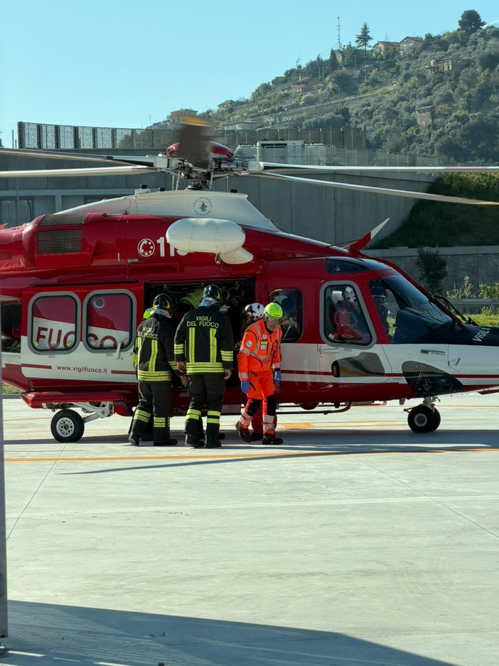 Ventimiglia, giovane precipita da oltre 10 metri in zona impervia: recuperato in ipotermia con l’elicottero Drago (Foto) Ventimiglia, giovane precipita da oltre 10 metri in zona impervia: recuperato in ipotermia con l’elicottero Drago (Foto)