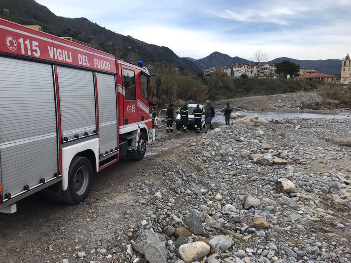 Ventimiglia: furgoncino rimane bloccato in un guado sul Bevera, mobilitazione di soccorsi Ventimiglia: furgoncino rimane bloccato in un guado sul Bevera, mobilitazione di soccorsi