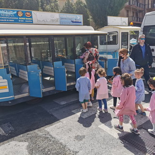 Imperia: i piccoli della scuola dell'infanzia dell'Istituto Littardi in gita per la città sul renino della RT (foto)