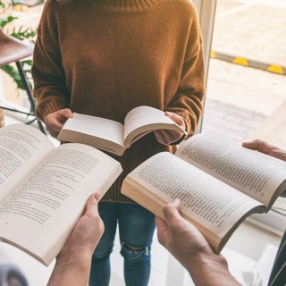 Sanremo, il Libra Book Club cresce e fa registrare nuovi sold out: il 29 aprile il quarto incontro in Piazza Cassini