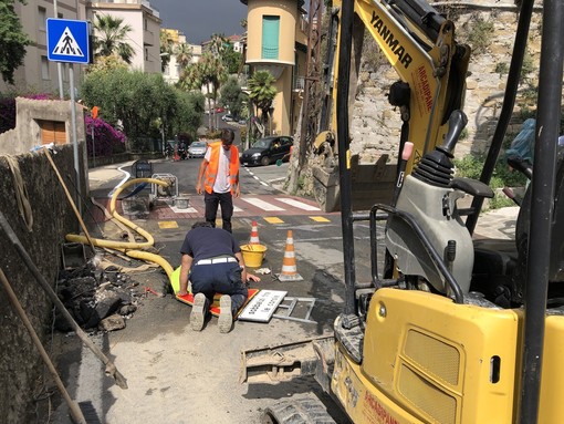 Sanremo: serie di guasti e rotture di tubazioni in città, al lavoro gli operai ed i tecnici Amaie