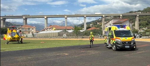 Ventimiglia, cade a scuola e si ferisce: si alza in volo l'elisoccorso (Foto) Ventimiglia, cade a scuola e si ferisce: si alza in volo l'elisoccorso (Foto)