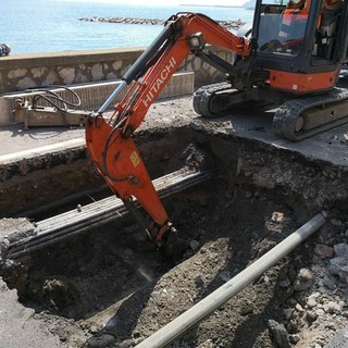 Imperia: ennesima rottura dell'acquedotto al Pennello. Amat all'opera per riparare il guasto. Nel 2017 ben 42 gli interventi sulla tubatura Imperia: ennesima rottura dell'acquedotto al Pennello. Amat all'opera per riparare il guasto. Nel 2017 ben 42 gli interventi sulla tubatura