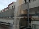 Sanremo: si rompe tubo dell'acqua dal mercato dei fiori, geyser di tre metri in via Frantoi Canai