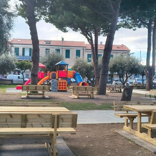 Interventi di riqualificazione nei giardini pubblici di Camporosso, Gibelli: "Migliorati arredi e aree gioco" (Foto)