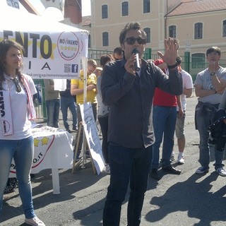 Imperia: MoVimento 5 Stelle a Imperia, Battelli: "Ci siamo liberati di Scajola" ma tra il pubblico c'è chi polemizza sull'abolizione del reato di clandestinità