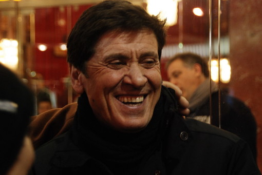 Festival di Sanremo 2012: Gianni Morandi ieri all'uscita dell'Ariston, tra i fan anche due suore