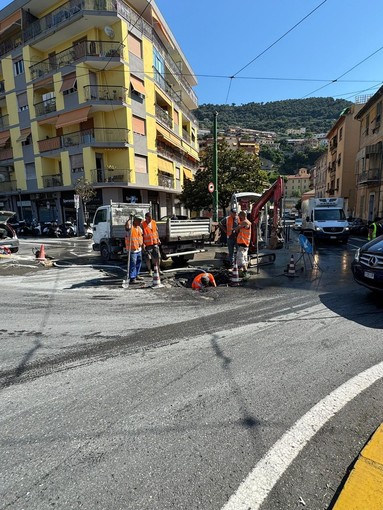 Ventimiglia, guasto idrico in largo Torino: traffico in tilt. Operai al lavoro