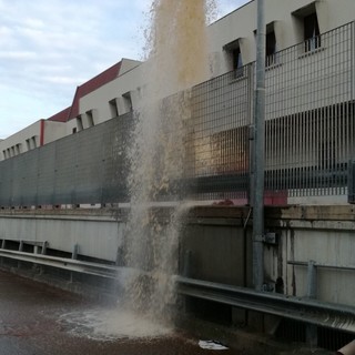 Sanremo: si rompe tubo dell'acqua dal mercato dei fiori, geyser di tre metri in via Frantoi Canai