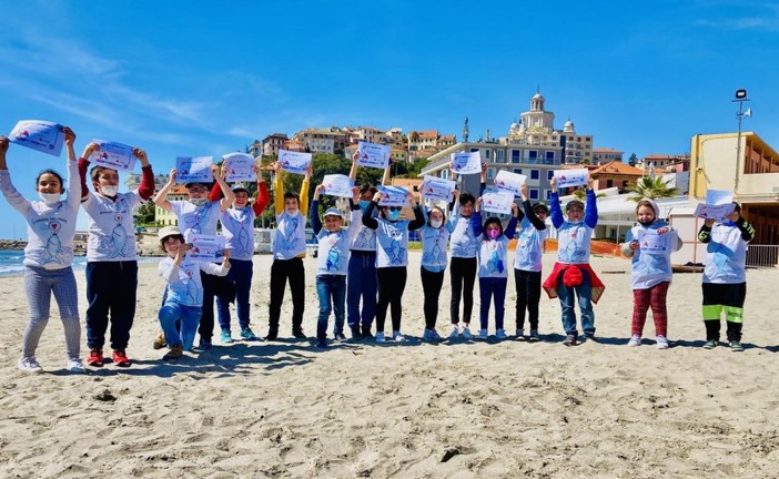 Imperia celebra la 'Giornata del mare': alunni a 'lezione' con la Capitaneria di Porto e i biologi dei 'Delfini del Ponente' (foto)