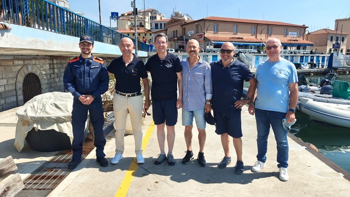 Il sindaco Mager ieri alla pulizia dei fondali del porto vecchio
