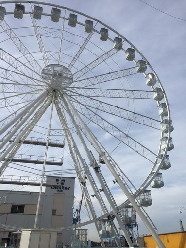 Al Porto Antico di Genova installata una ruota panoramica, nuova attrattiva ipertecnologica (foto) Al Porto Antico di Genova installata una ruota panoramica, nuova attrattiva ipertecnologica (foto)