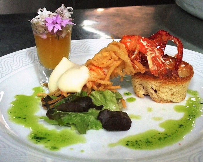 I Fiori nel piatto: Erba Cipollina con shabu di calamari spillo I Fiori nel piatto: Erba Cipollina con shabu di calamari spillo