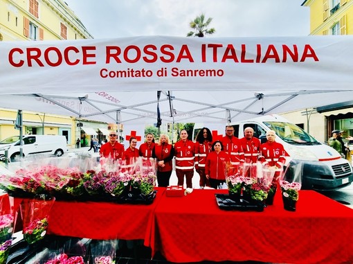 Sanremo: nell’ambito della Settimana Mondiale di Croce Rossa e Mezzaluna Rossa, vendita piantine di gerani davanti al Centrale Sanremo: nell’ambito della Settimana Mondiale di Croce Rossa e Mezzaluna Rossa, vendita piantine di gerani davanti al Centrale