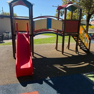 Vallecrosia, sistemati i giochi per bambini: montato uno scivolo nuovo (Foto)