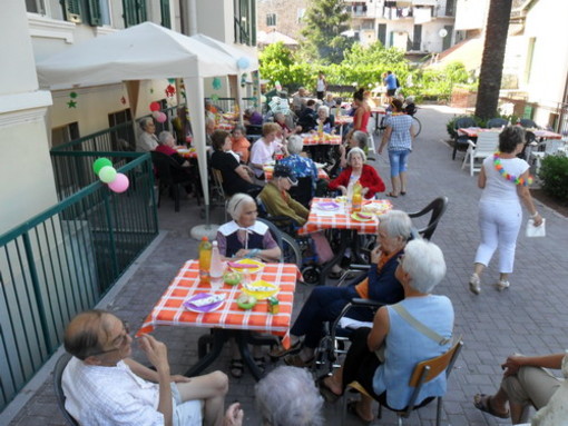 Dolceacqua: giovedì scorso, la 2a edizione della grigliata di inizio estate al ricovero. Le foto Dolceacqua: giovedì scorso, la 2a edizione della grigliata di inizio estate al ricovero. Le foto