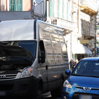 Sanremo: furgone in panne in via Roma, copiosa perdita di gasolio